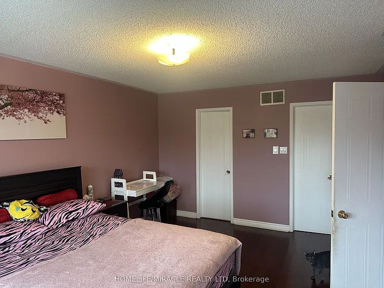7200 Harding Cres — Photo 17