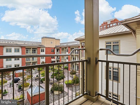 4th image of 309 Holland Ln Unit 329