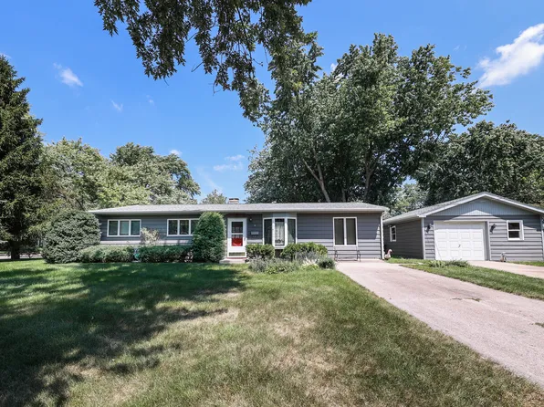 4 Crestwood Ct, Montgomery, IL 60538