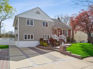 15 Spencer Dr, Bethpage, NY 11714