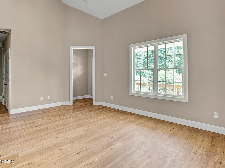 239 Ingle St — Photo 10
