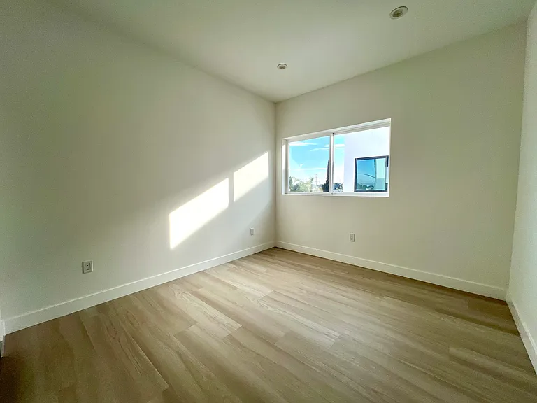 4900 Lennox Blvd #1 — Photo 14