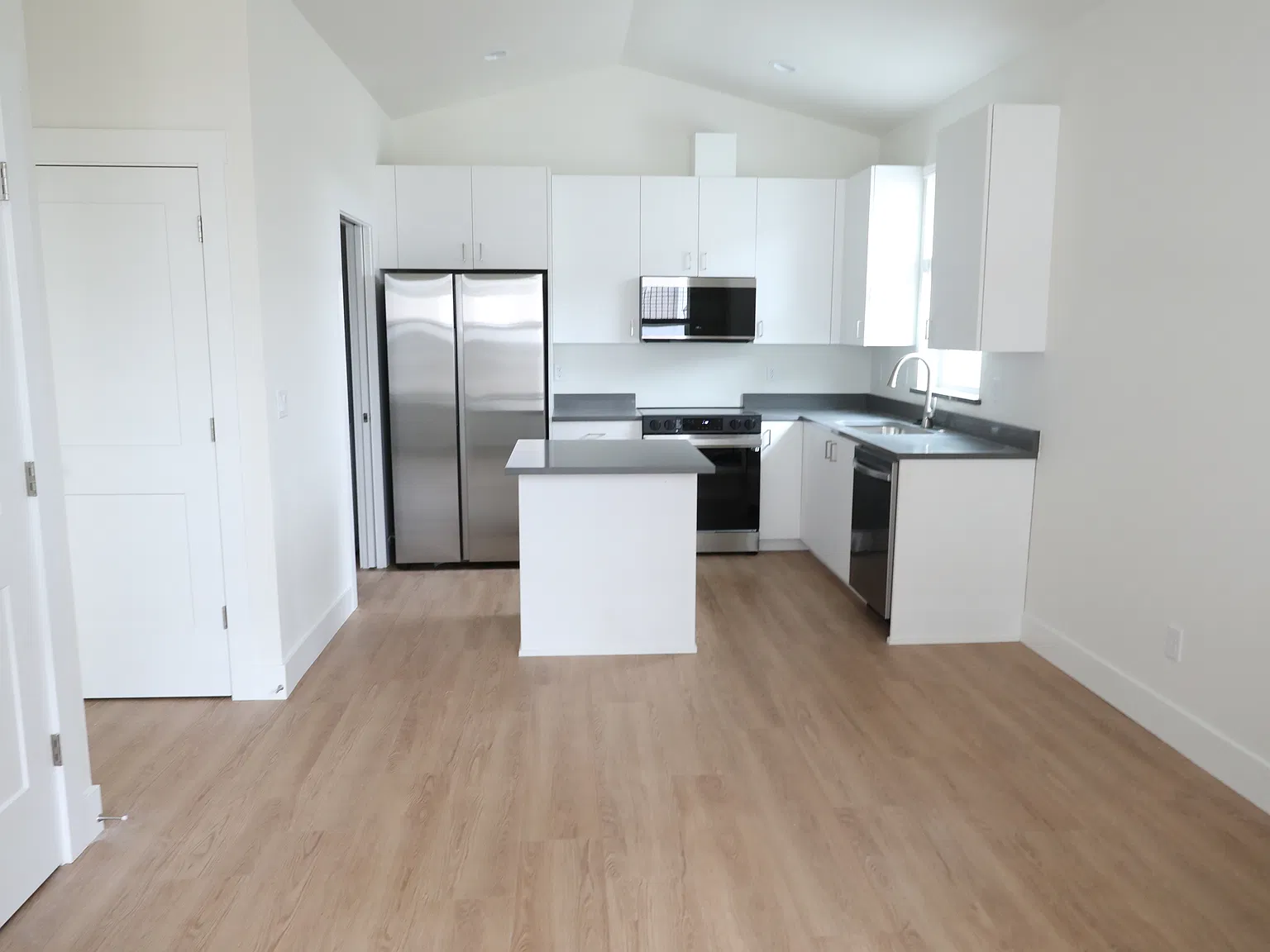 2 bed, 694 sqft, $2,195 — Photo 2