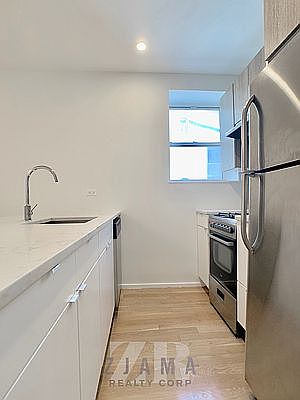 3rd image of 134 17th St #3