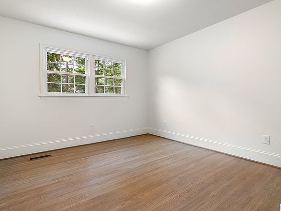 5th image of 2655 Creekview Dr