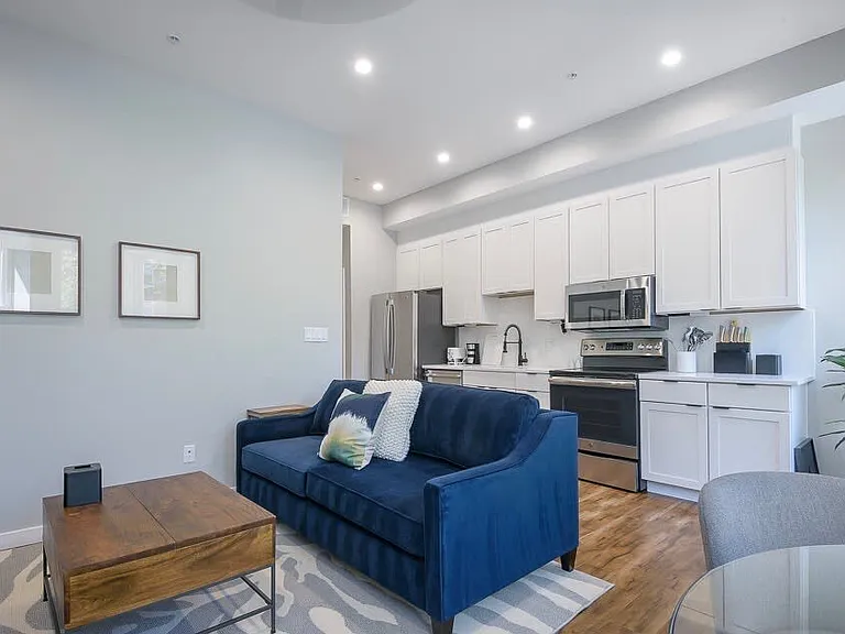 Sojourn on 17th — Photo 74