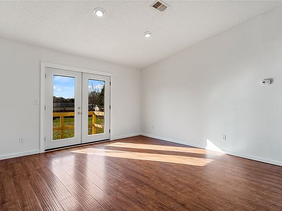 4th image of 2305 Millgate Rd