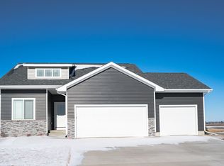 615 SE Tallgrass Ln, Waukee, IA 50263
