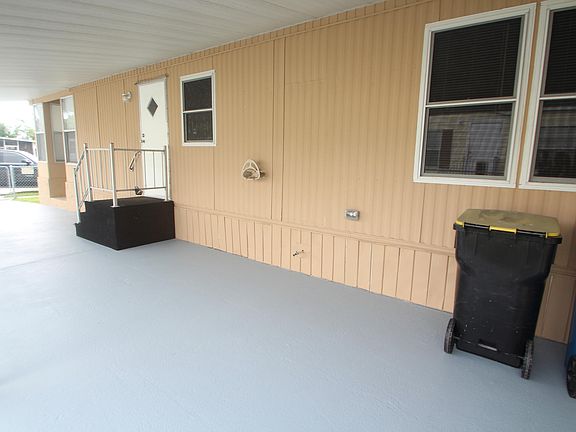3rd image of 2539 Chatham Way NE
