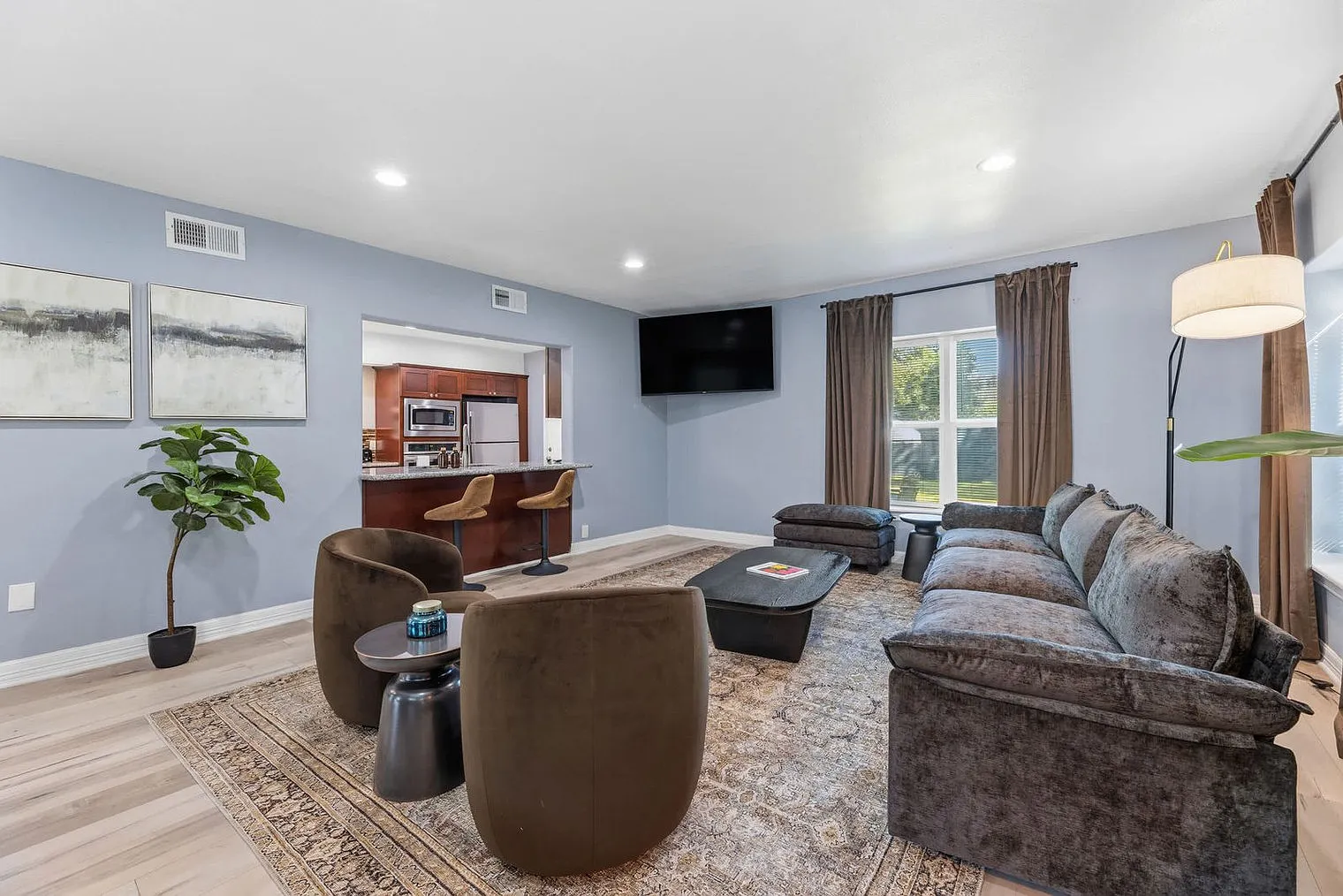 7 bed, 4.0 bath, 4402 sqft, $15,430 — Photo 3
