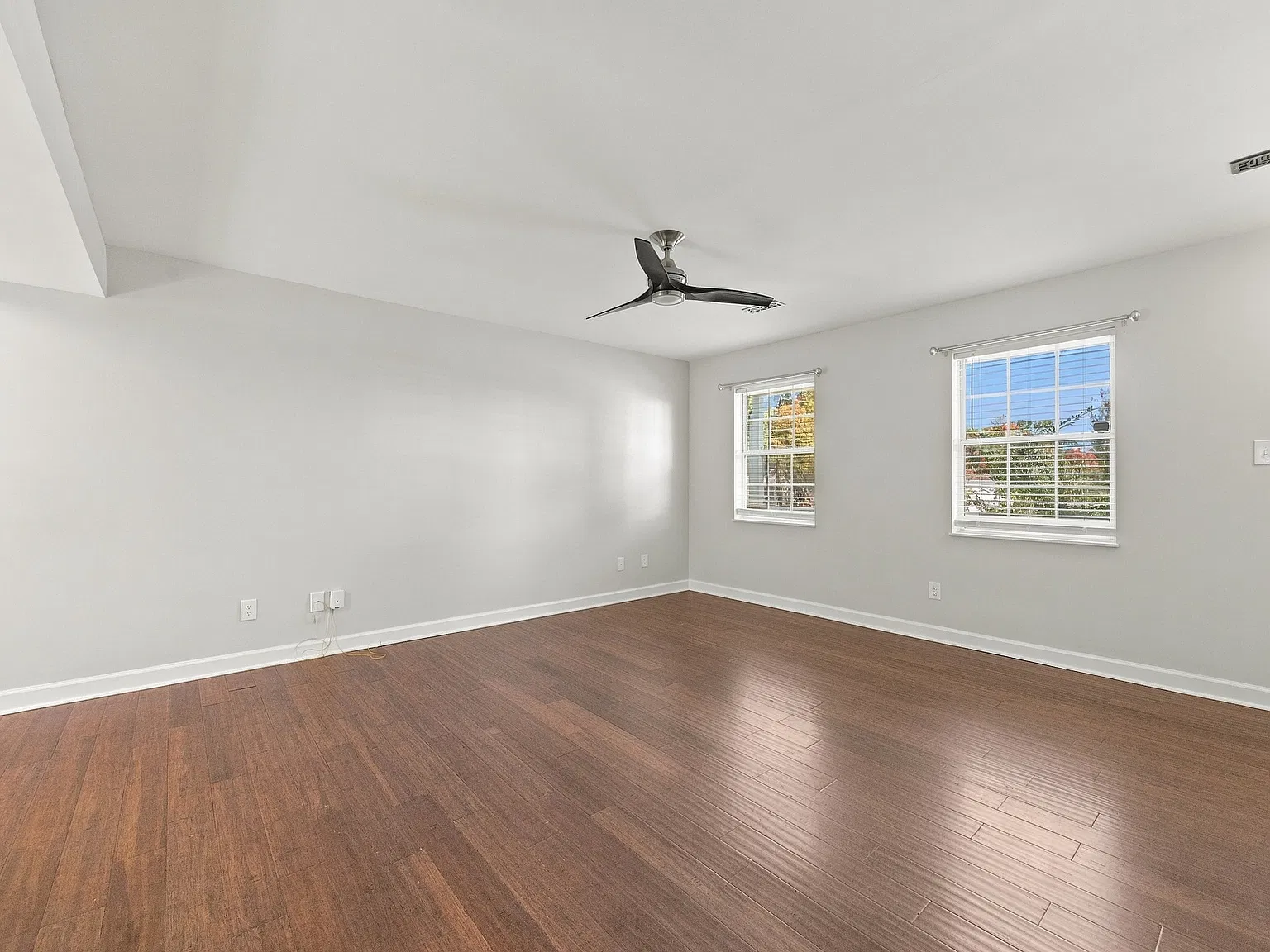3 bed, 2.5 bath, 1328 sqft, $2,250 — Photo 4