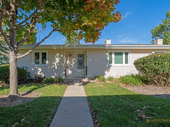 819 Wiltshire Dr APT 3, McHenry, IL 60050