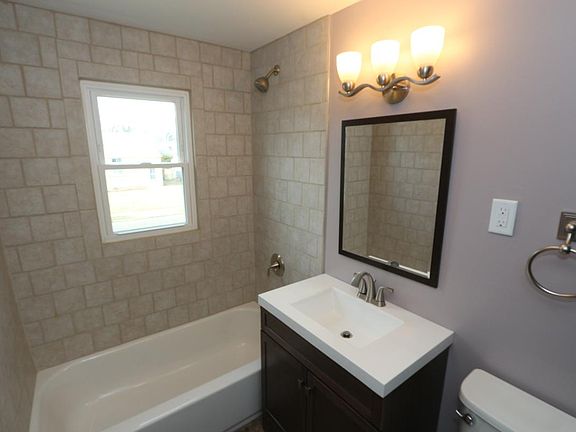 Tiled shower with privacy glazed window