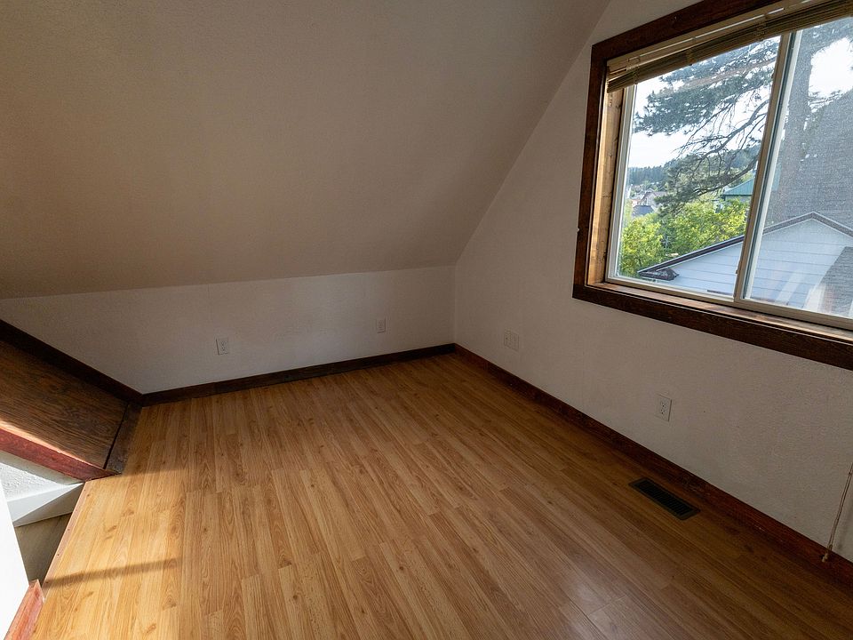 1st image of 611 Railroad Ave #4