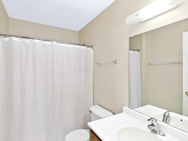 Washroom with tub/ shower