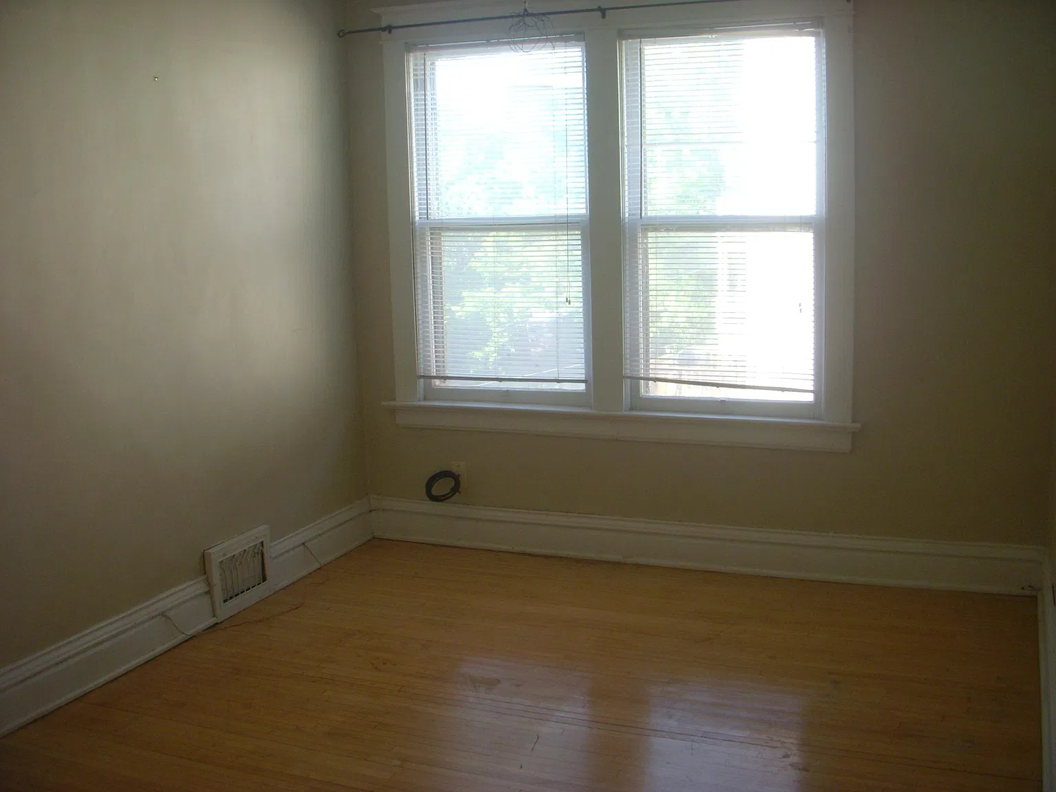 928 E 6th St — Photo 3