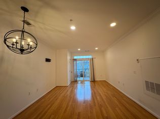 2465 Army Navy Dr APT 301, Arlington, VA 22206