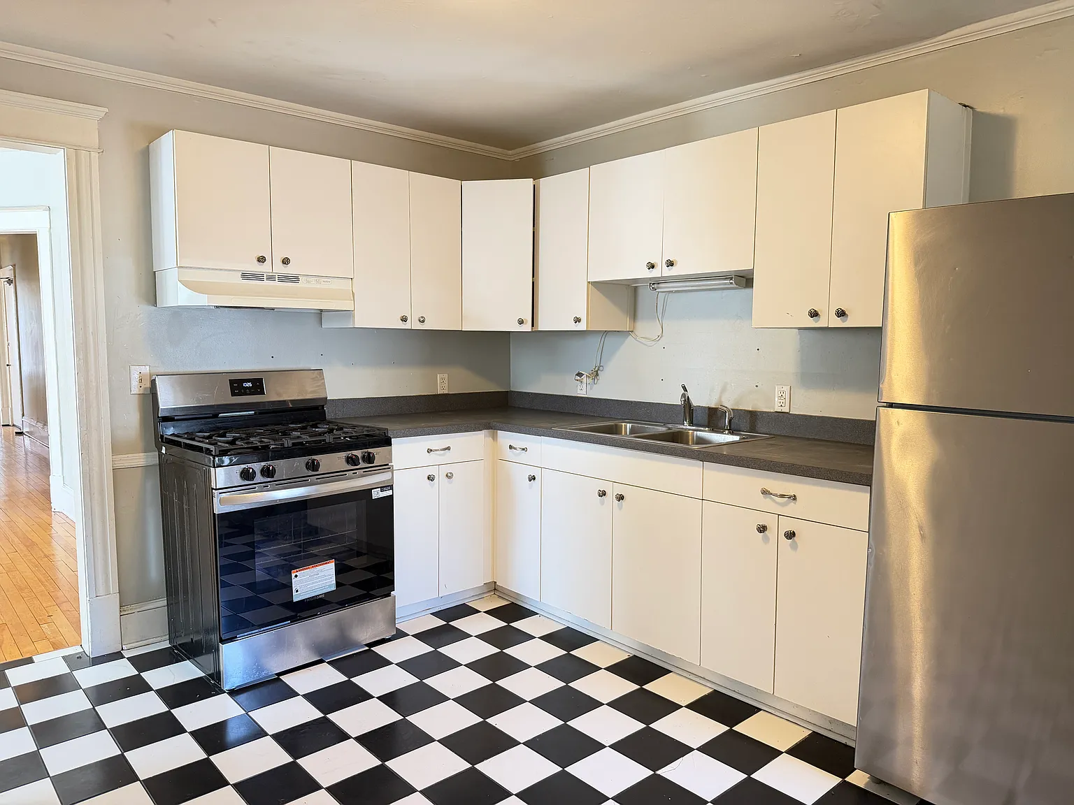 2715 Hennepin Ave S — Photo 1