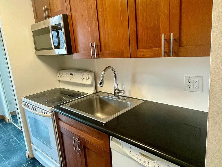 370 W 30th St #A — Photo 5