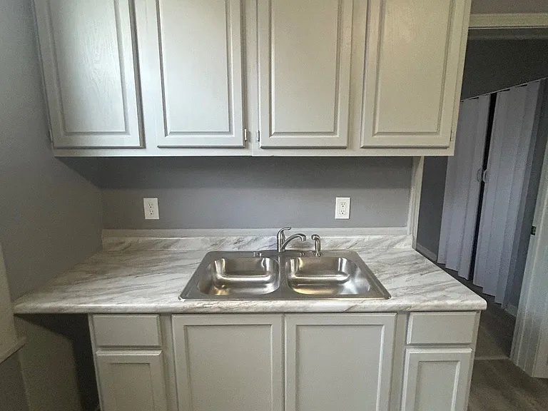 4019 Newark Ave — Photo 5