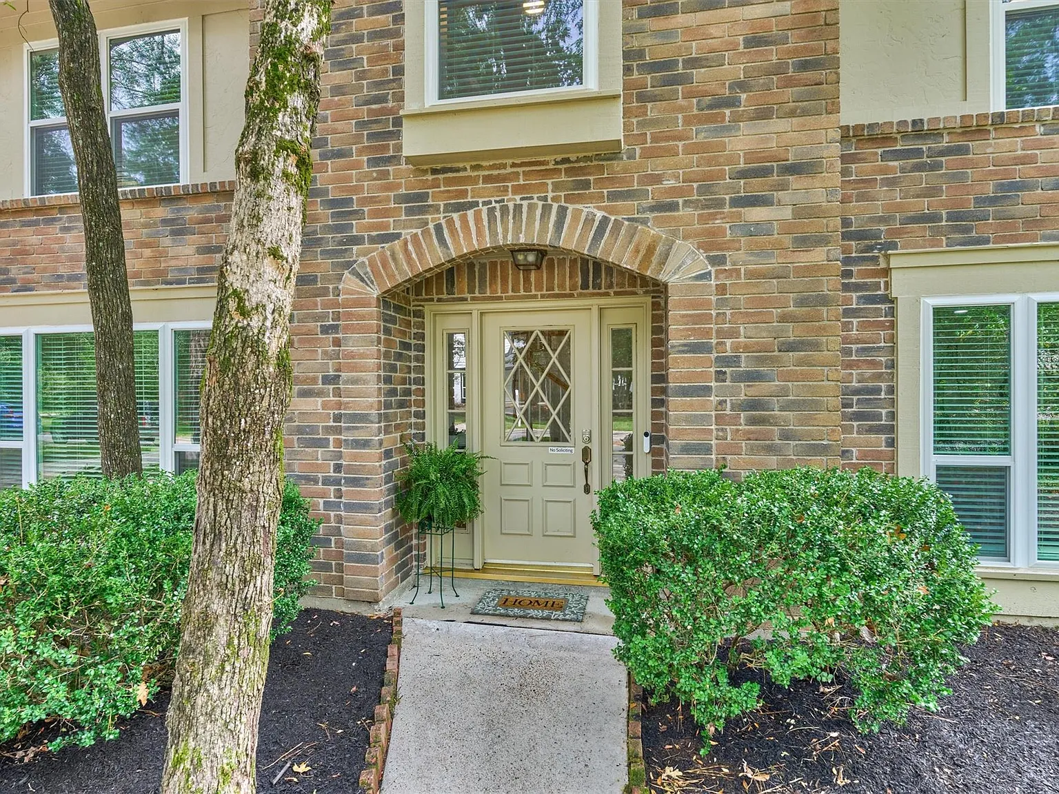 4 bed, 2.5 bath, 2076 sqft, $2,900 — Photo 2