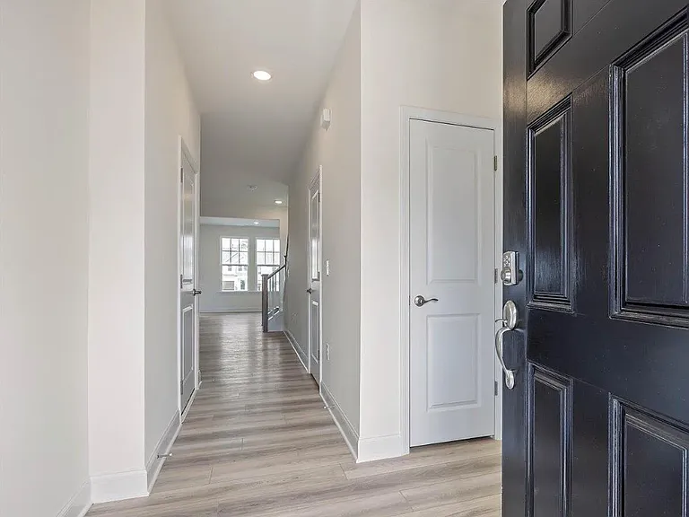 53 Lavender Ln — Photo 2