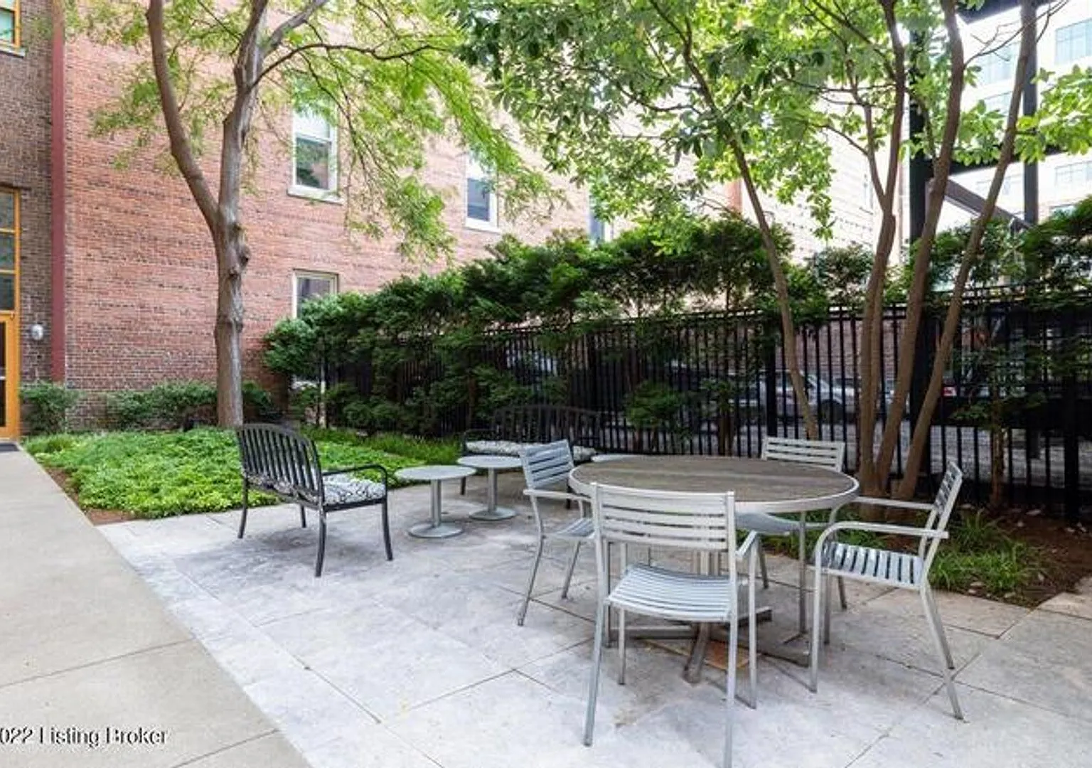 2 BR/2BA | Newly Renovated Condo| 1-Private Garage | Central downtown! — Photo 2