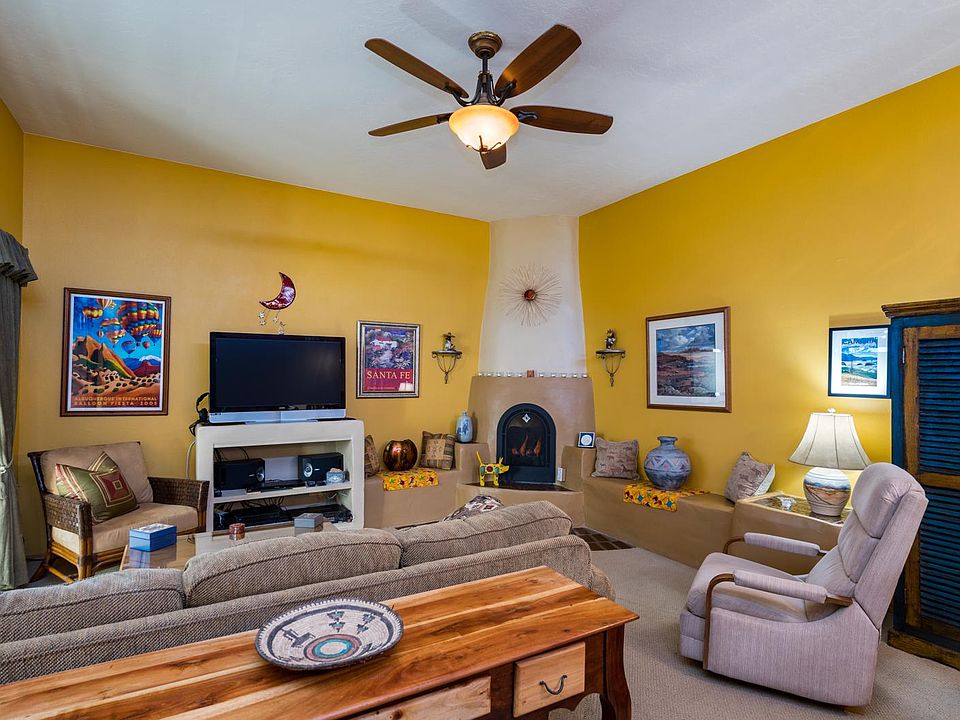 Living room, with gas fireplace