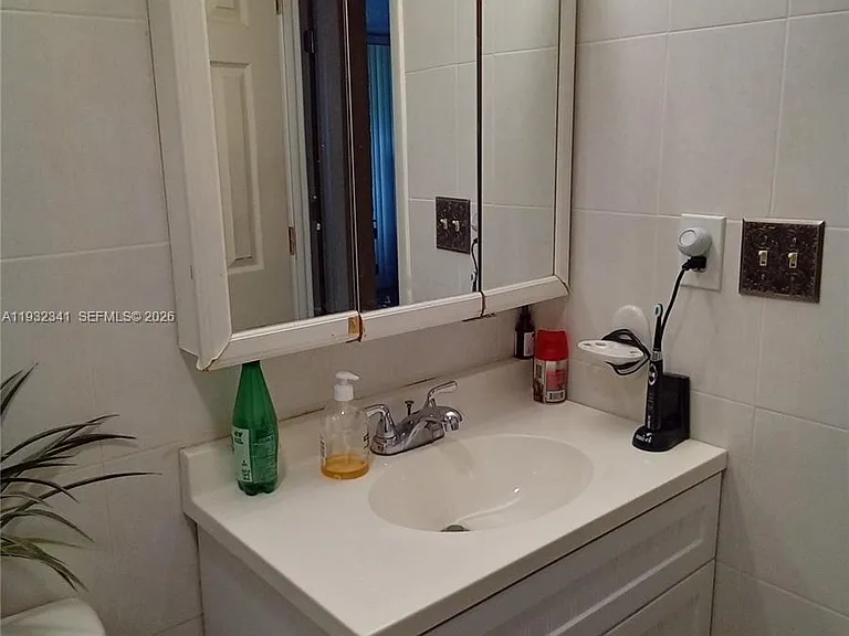 1000 Saint Charles Pl #L2 — Photo 15