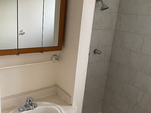 3rd image of 1324 W Oak St