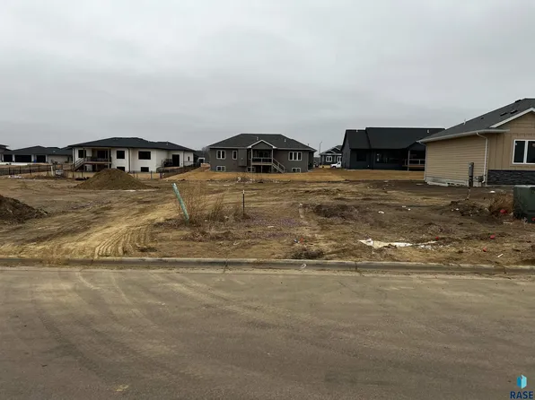 5418 W Colonial Ct, Sioux Falls, SD 57107