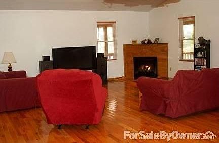 Living Room
						:
						The dark spot on the ceiling is a shadow.