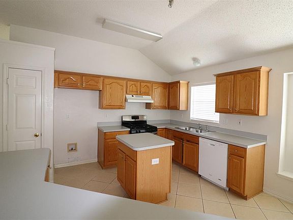 5th image of 2109 Fox Glove Ct