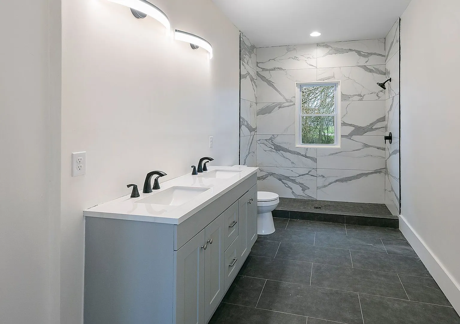 4 bed, 3.0 bath, 2432 sqft, $3,200 — Photo 4