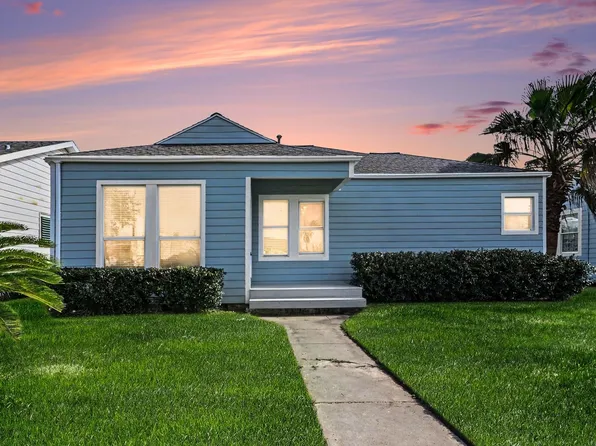 4805 Alamo Dr, Galveston, TX 77551