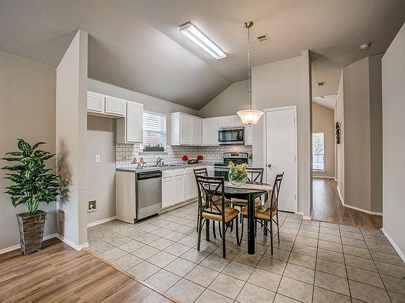4th image of 105 Fairbanks Dr