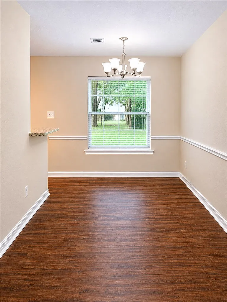 3 bed, 1061 sqft, $1,600 — Photo 2