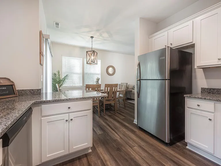 1140 Eastway Dr — Photo 6