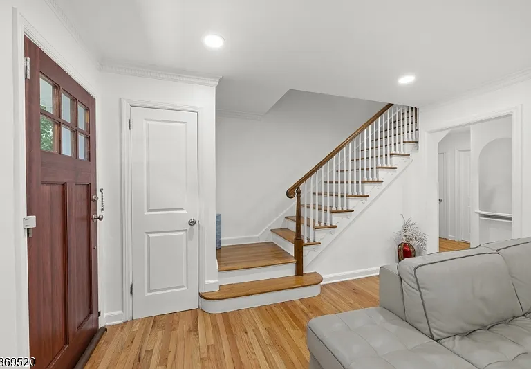 400 Hobart Ave — Photo 2