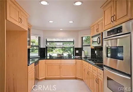 3 bed, 2.5 bath, 1934 sqft, $4,550 — Photo 2
