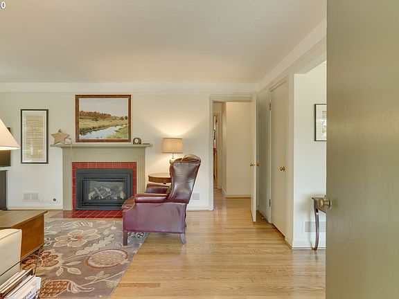 4th image of 216 NW 42nd St