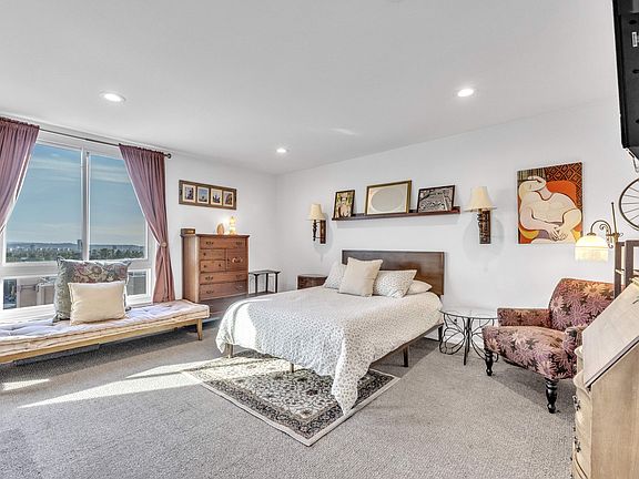 5th image of 7320 Hawthorn Ave APT 422