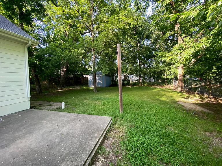 1331 S Travis St — Photo 17