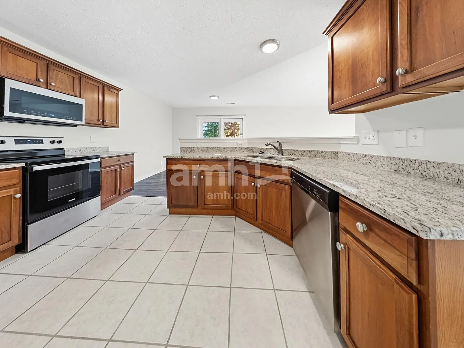 3 bed, 2.5 bath, 1766 sqft, $2,370 — Photo 3