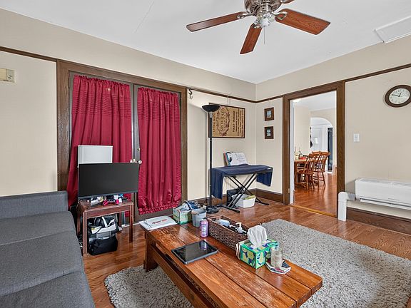 4th image of 1076 College Ave