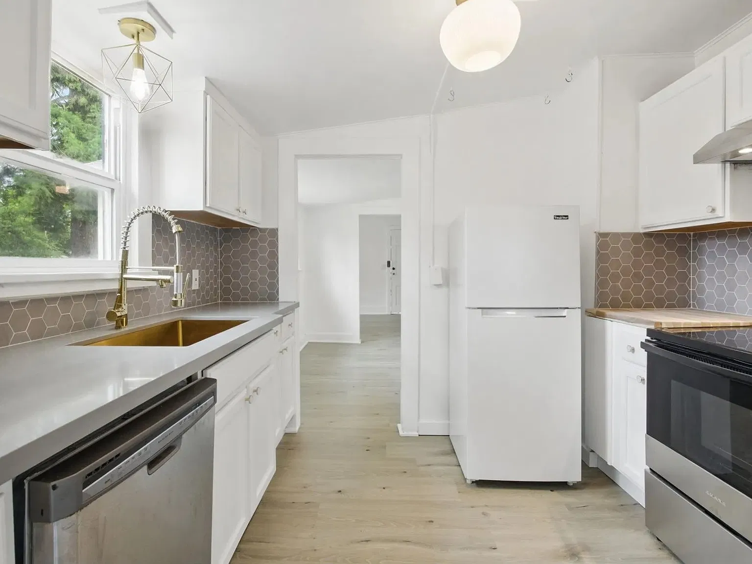 3 bed, 972 sqft, $2,590 — Photo 3