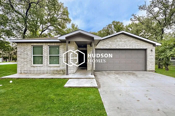 3 bed, 2.0 bath, 1298 sqft, $1,625 — Photo 1