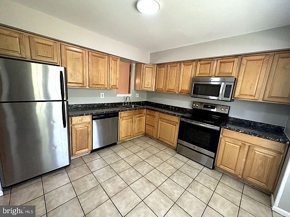 5th image of 8121 Fenwick Ct