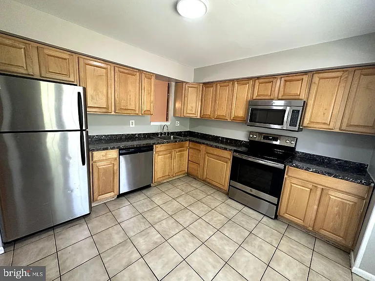 8121 Fenwick Ct — Photo 5