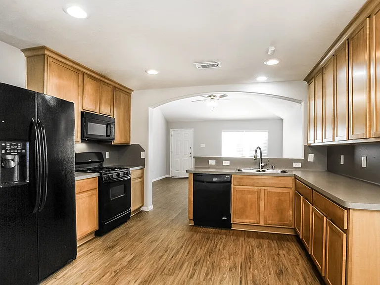 19242 Hopeview Ct — Photo 6